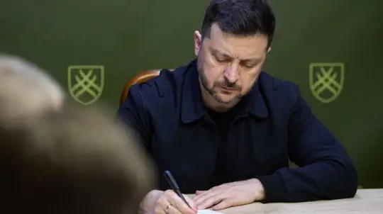 Former Defense Minister Gives Zelensky 12-Day Ultimatum